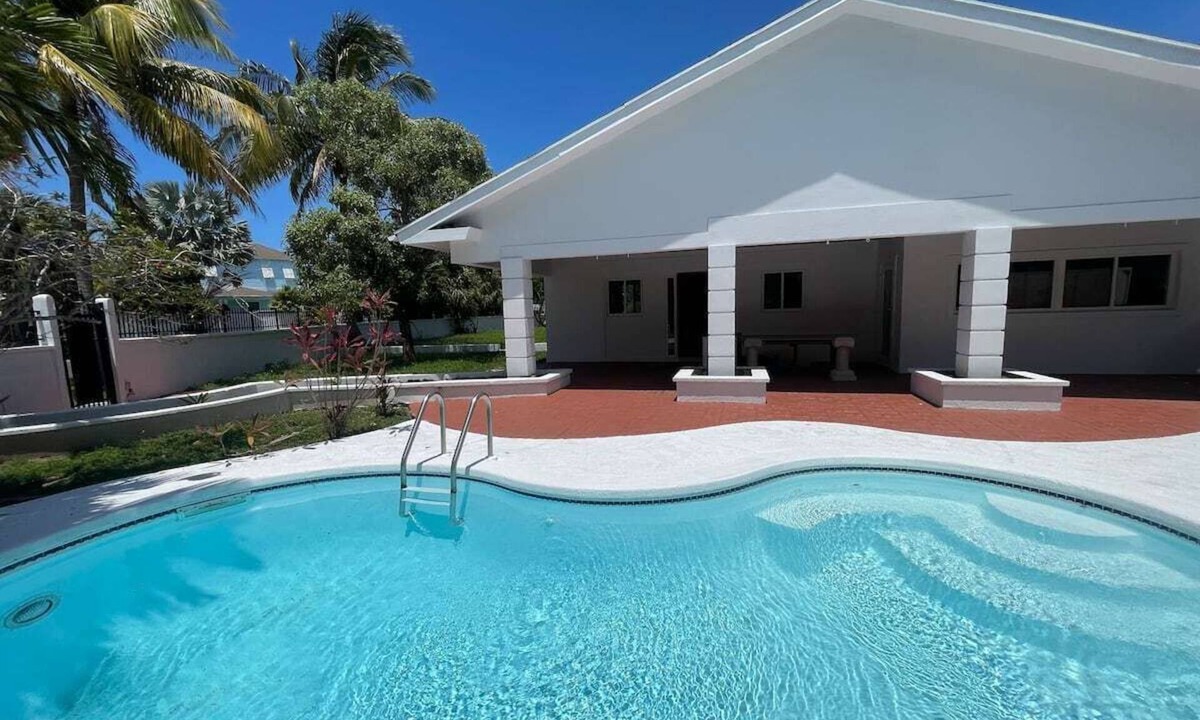 Westward Villas Subdivision House | White Lotus is a spacious family friendly home located in cable beach.