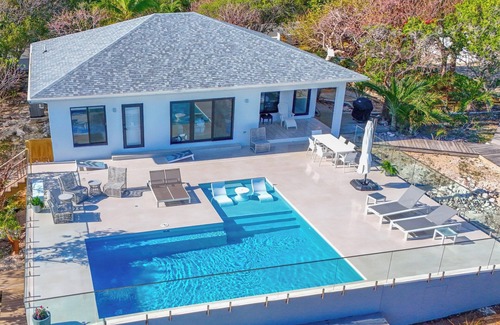 Jimmy Hill Villa | Beyond Blue Exuma, Beachfront Luxury Villa with Pool and Pickleball