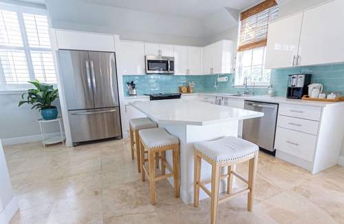 Palm Cay Apartment | Sea Biscuit- Beachfront Community with Pool and Restaurant