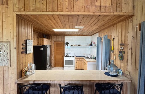Jimmy Hill House | The Cedar Beach House – Exuma Escape w/Private Beach & Tour Options