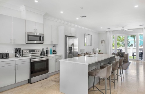 Palm Cay House | 4br -Walk to SANDY BEACH! and pool in 50 steps! Tennis! Pickle! Gated community