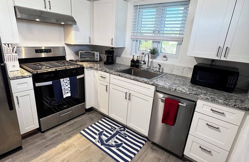 George Town Condo | “All Decked Out” steps from the Water Taxi