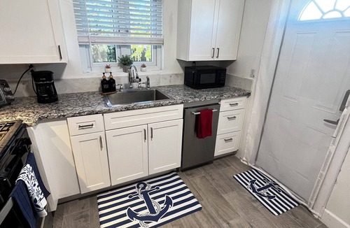 George Town Condo | “All Decked Out” steps from the Water Taxi