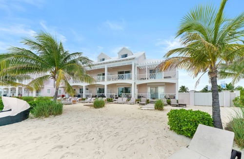 Palm Cay Villa | Beachfront - White Sand - Turquoise Water - Pool