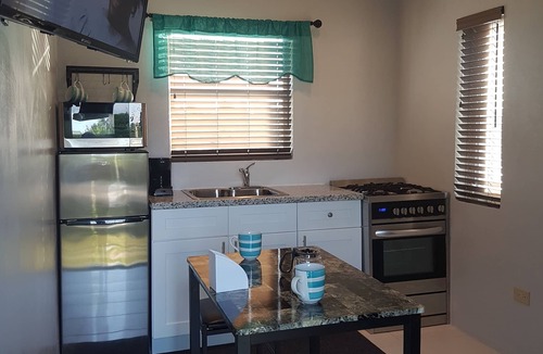 Coral Harbour Cottage | Lakeside Cottage by Nature (Near ALBANY & Airport)