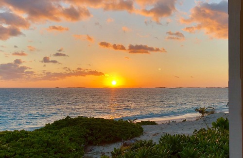 Great Exuma House | October Special-300 night! Best location-TAR BAY! Wraparound porch + hammocks!
