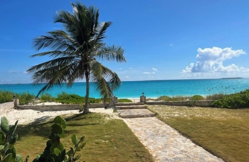 Jimmy Hill House | The Cedar Beach House – Exuma Escape w/Private Beach & Tour Options