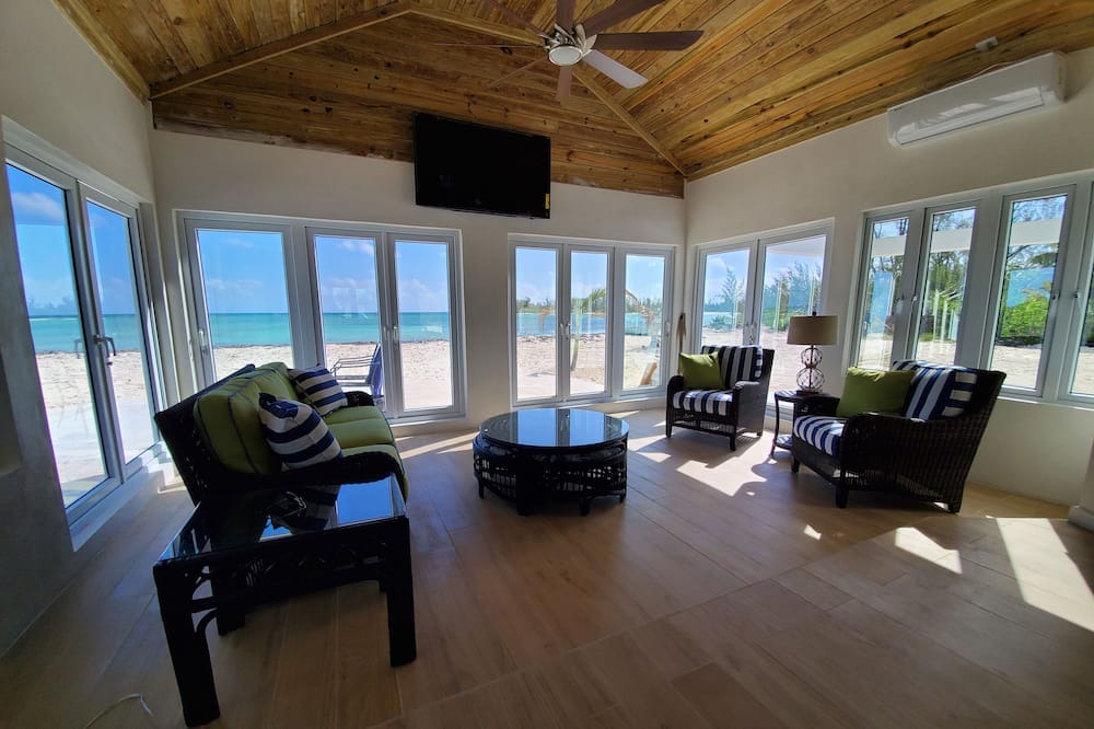 Photo of Livingroom in Morgan's Bluff