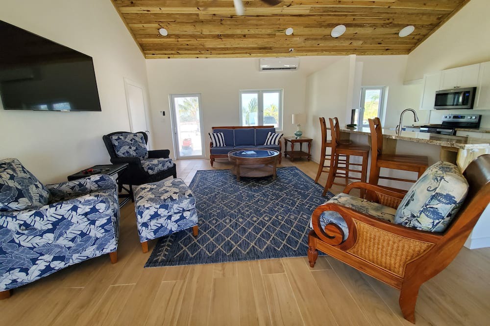 Photo of Livingroom in Morgan's Bluff