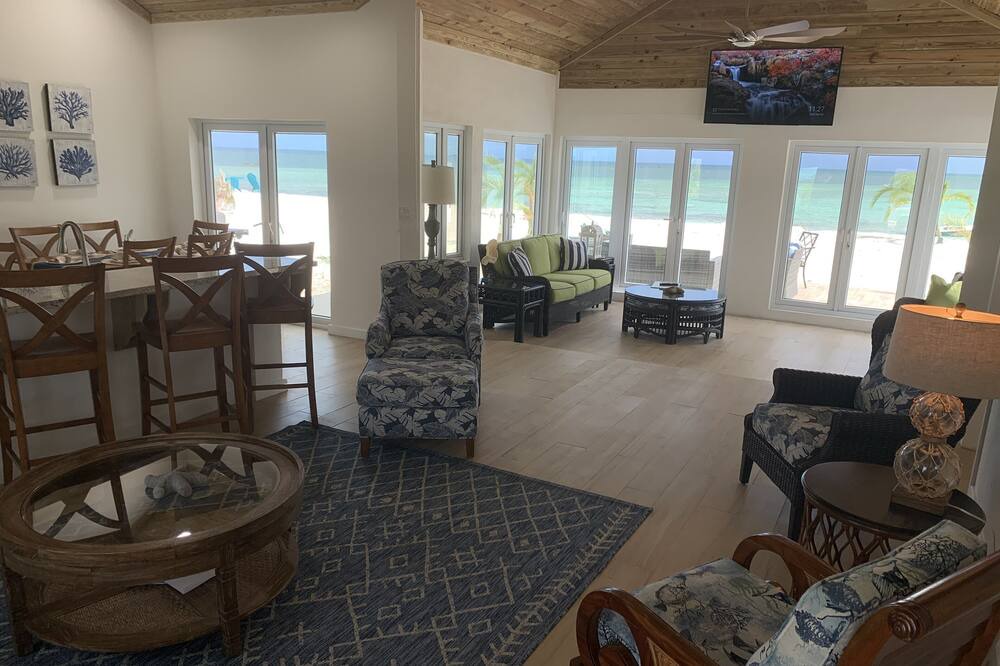 Photo of Livingroom in Morgan's Bluff